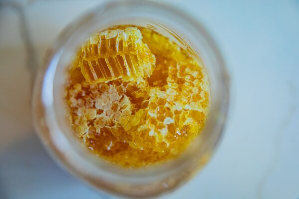 Masque cheveux au miel : recettes simples pour nourrir et faire briller