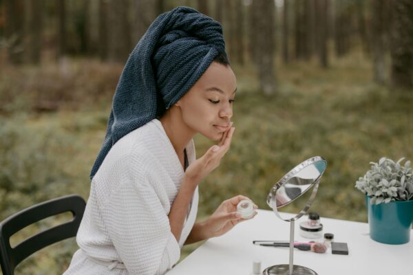 Miel et cicatrice sur le visage : intérêt, limites et précautions